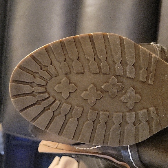 Women's booties size 8.5. - Picture 7 of 8